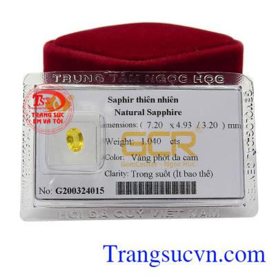 Sapphire còn là viên đá của tình yêu, hạnh phúc và sự chung thủy, thường được gắn lên trang sức cưới với mong muốn tình yêu mãi lâu dài và viên mãn