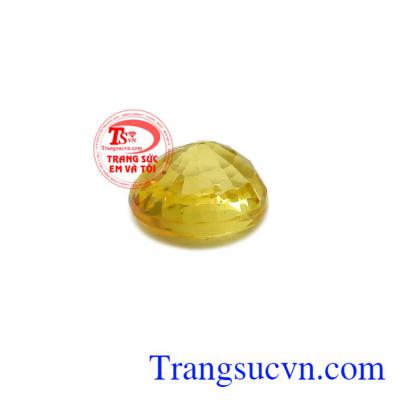 Trong phong thủy thì Sapphire vàng là viên đá mang lại tài lộc, may mắn và hạnh phúc, là lá bùa hộ mệnh cho người đeo.