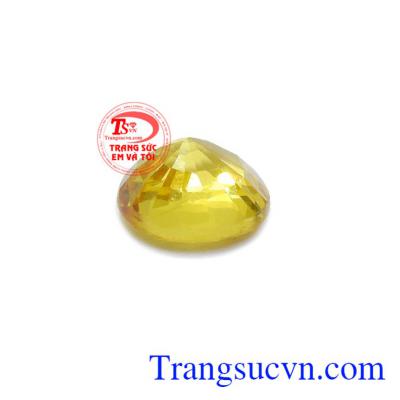 Sapphire cũng là viên đá của tình yêu và hạnh phúc nên cũng được sử dụng làm trang sức cưới, làm quà tặng cho một nửa yêu thương.