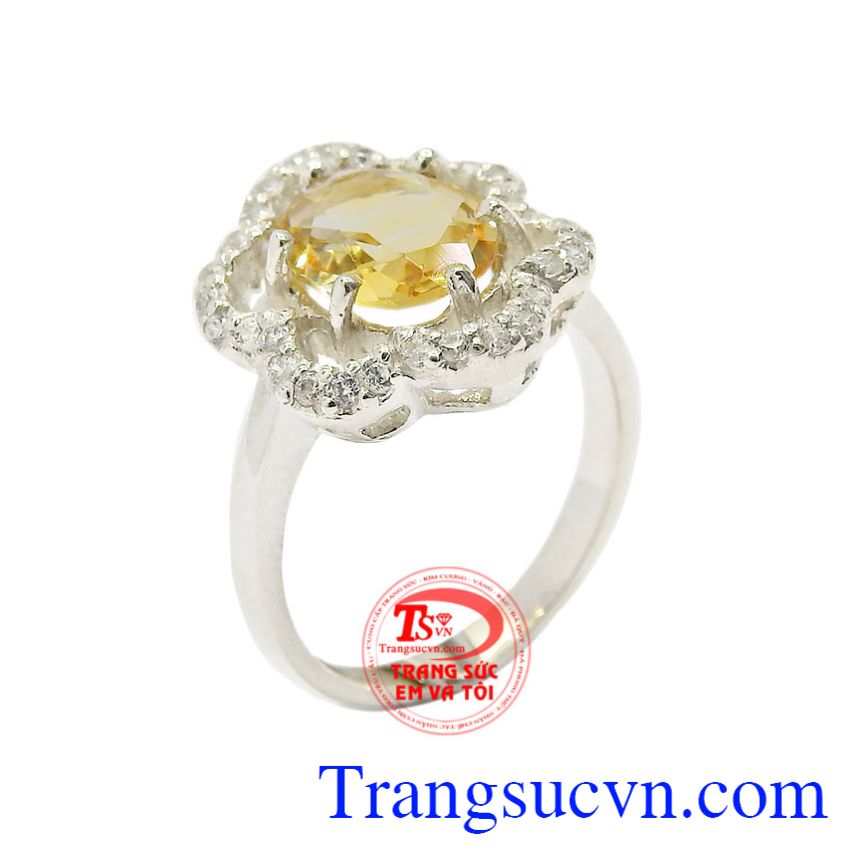 Nhẫn bạc thạch anh vàng tinh tế được chế tác từ viên thạch anh vàng trong suốt tạo điểm nổi bật cho chiếc nhẫn.