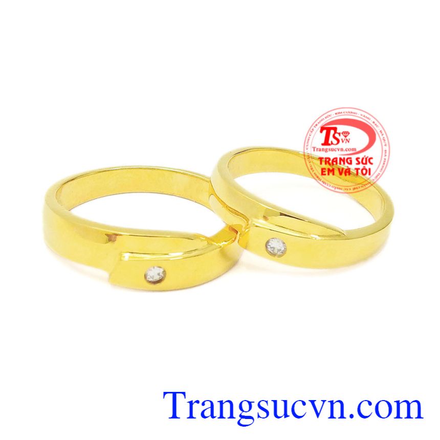 Nhẫn cưới tình yêu sâu đậm được thiết kế kiểu cách từ vàng chất lượng, xinh xắn.