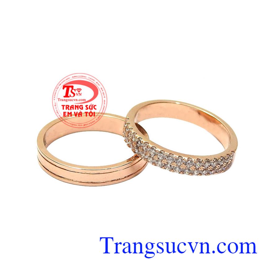 Nhẫn cưới vàng hồng tình yêu được chế tác tinh xảo từ vàng hồng 18k vô cùng nổi bật và độc đáo.