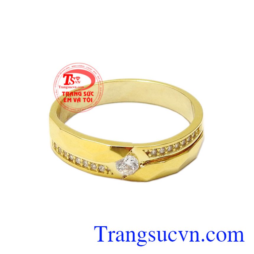 Nhẫn nam công danh được chế tác từ vàng tây 18k bền đẹp kết hợp với đá cz giúp chiếc nhẫn thêm điểm nhấn. 