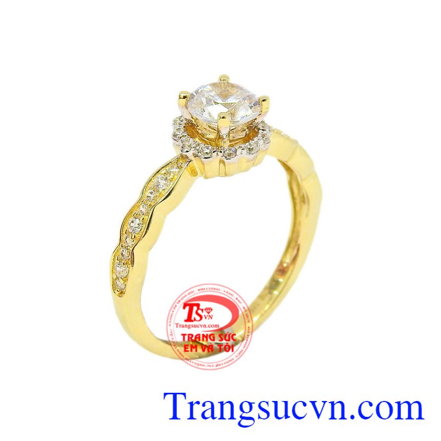 Nhẫn nữ vàng thục nữ là sản phẩm sẽ làm mê mẩn bao cô gái bởi nét thanh lịch, trang nhã của chiếc nhẫn.