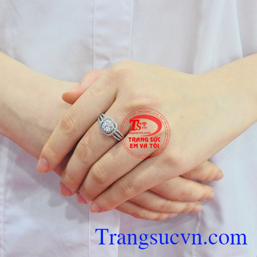 Nhẫn nữ vàng trắng say mê tạo nên phong cách riêng cho người đeo, bảo hành uy tín.