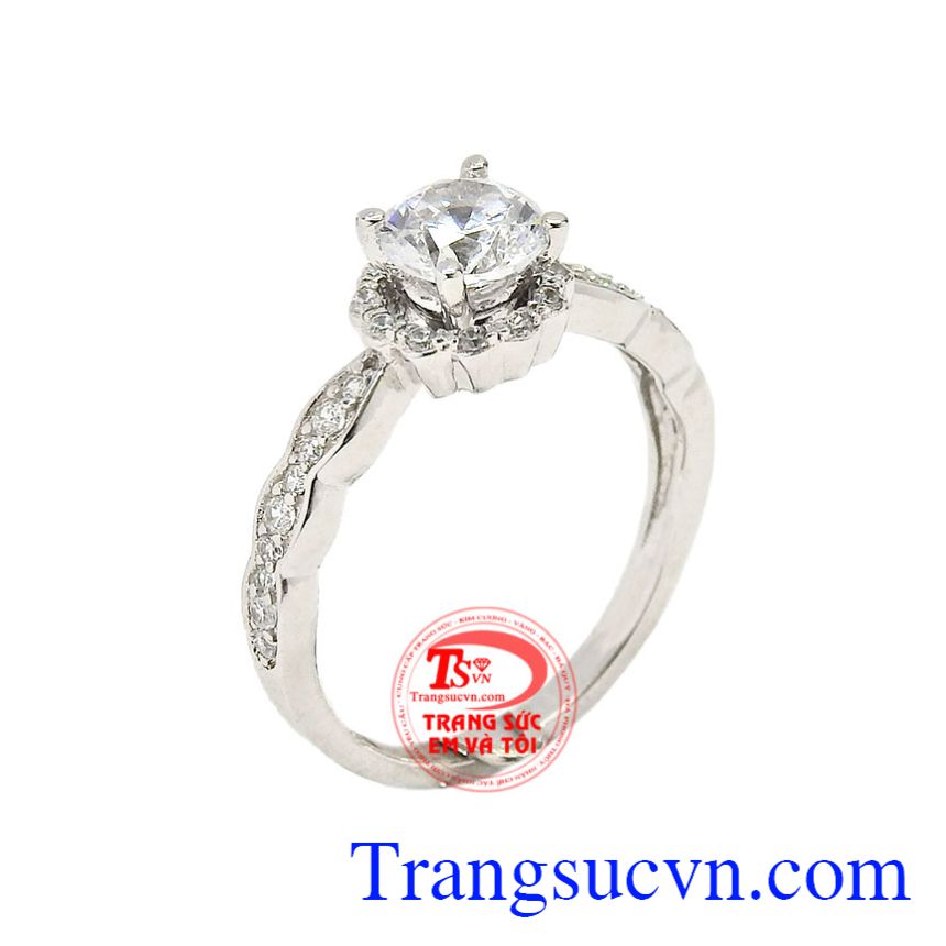 Nhẫn nữ vàng trắng thục nữ được thiết kế tinh tế từ vàng 10k sẽ làm bao cô nàng say mê bởi nét thanh thoát của chiếc nhẫn.