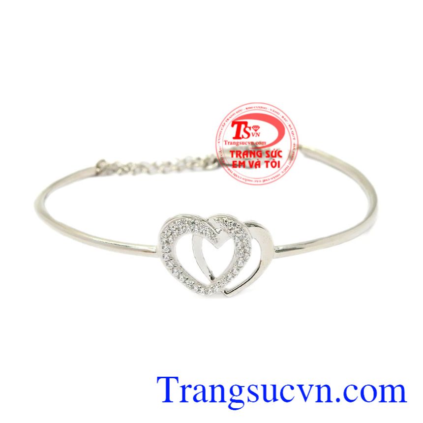 Vòng tay vàng trắng trái tim là sản phẩm được thiết kế kiểu dáng nữ tính, hợp thời trang.