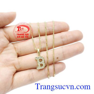 Phong cách trẻ trung, cá tính cho bạn gái càng thêm tự tin và nổi bật. Bộ dây chuyền chữ B nổi bật