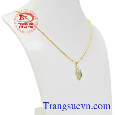 Với thiết kế nhẹ nhàng, nhỏ nhắn phù hợp phong cách thời trang dịu dàng, quý phái và cá tính cho người đeo