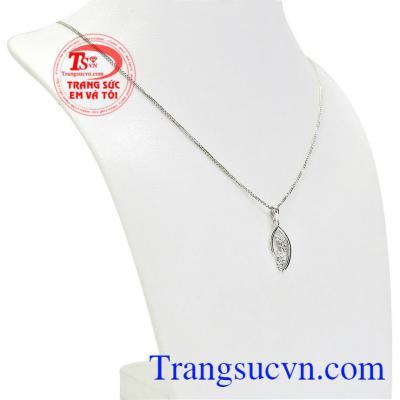 Với sự kết hợp giữa dây chuyền Italy và mặt dây Korea tạo nên sự tinh tế, đẳng cấp cho từng đường nét sản phẩm