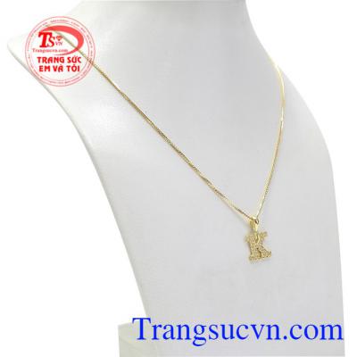 Nhiều người muốn thể hiện phong cách riêng biệt bằng cách đeo bộ mặt dây chữ tôn lên vẻ thời trang và hợp xu hướng.