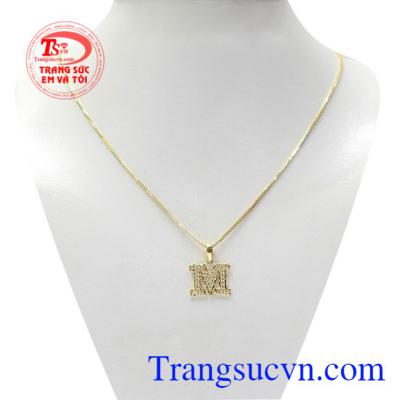 Bộ mặt dây chữ M trẻ trung được chế tác từng đường nét tinh xảo mang lại vẻ nữ tính, thanh lịch cho phái nữ.