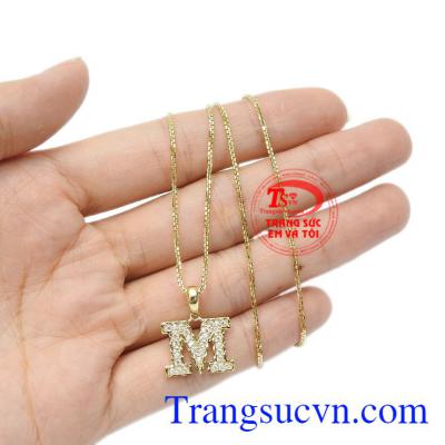 Bộ mặt dây chữ M trẻ trung bảo hành uy tín, phục vụ chu đáo.