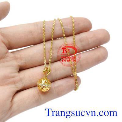 Thiết kế trẻ trung, hợp thời trang giúp bạn gái thỏa sức kết hợp với các trang phục và phụ kiện. Bộ mặt dây nữ dễ thương