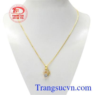 Bộ mặt dây nữ tuổi Tý là sự kết hợp giữa mặt dây tuổi Tý vàng chất lượng và dây chuyền vàng xinh xắn.