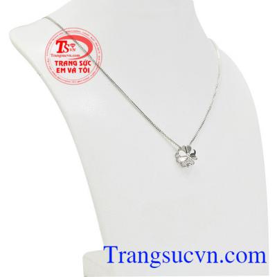 Bộ sản phẩm là sự kết hợp tuyệt vời của mặt dây vàng trắng may mắn và dây chuyền Ý chất lượng