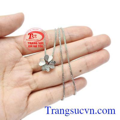 Cỏ bốn lá đã quá quen thuộc với các cô gái vì biểu tưởng may mắn này luôn được gắn lên các món đồ trang sức nhưng vẫn không làm giảm sức hút của nó