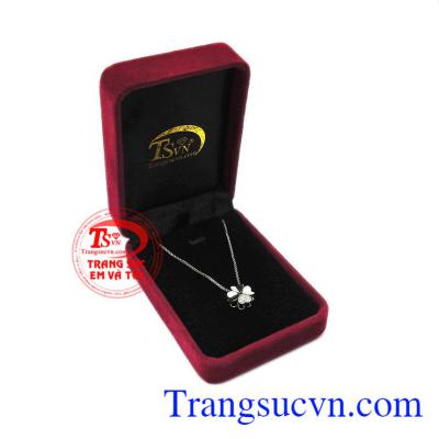 Bộ mặt vàng trắng cỏ bốn lá là món quà tặng tuyệt vời cho người bạn yêu thương những dịp ý nghĩa