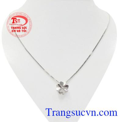 Bộ mặt vàng trắng cỏ bốn lá là bộ sản phẩm mang lại may mắn, điềm lành dành cho người đeo