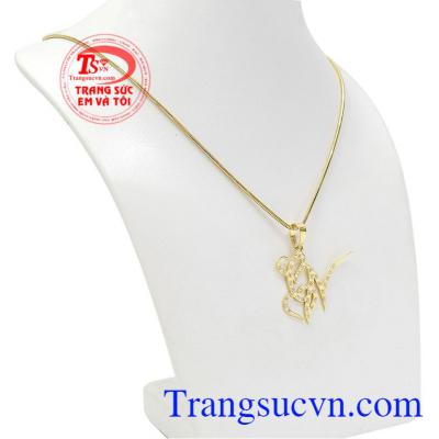 Bộ trang sức chữ CN đẹp là kết hợp của dây chuyền và mặt dây chuyền vàng 18k.