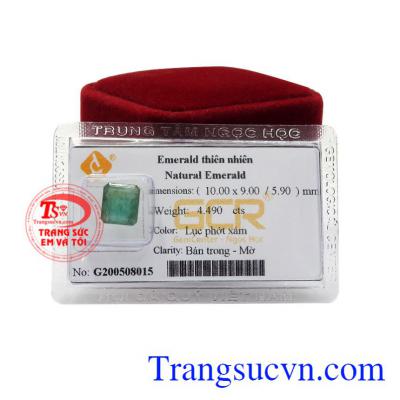 Đá Emerald hay còn gọi là ngọc lục bảo là lá bùa hộ mệnh cho những ai mang mệnh Mộc và Hỏa. Đá Emerald ép vỉ thiên nhiên