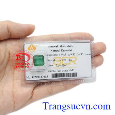 Những vết nứt và tagrave; tạp chất grave;ng của ngọc lục bảo thường không làm giảm đi giá trị tuyệt vời của nó.