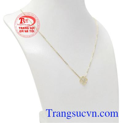 Dây chuyền hoa vàng may mắn được nhập khẩu trực tiếp từ Hàn Quốc mang đến vẻ đẹp vô cùng tinh tế. 