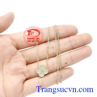 Mặt dây gắn rất nhiều viên đá cz nhỏ giúp chiếc dây chuyền càng thêm tỏa sáng như chính người phụ nữ vậy. Dây chuyền hoa vàng may mắn