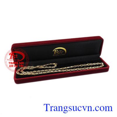 Dây chuyền nam hùng dũng có thể kết hợp với mặt dây để thay đổi phong cách. 