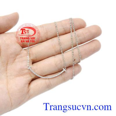 Với ý nghĩa phụ nữ luôn đẹp nhất khi cười, các nhà thiết kế hy vọng người dùng sẽ luôn rạng rỡ và xinh đẹp hơn. Dây chuyền nụ cười hạnh phúc