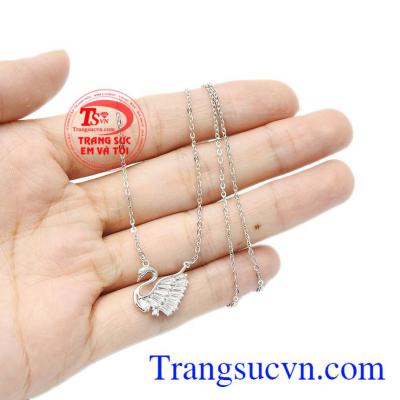 Là biểu tượng của sự đẹp đẽ, thánh thiện và lòng thủy chung, thiên nga đã trở thành cảm hứng sáng tác của rất nhiều nhà thiết kế trang sức. Dây chuyền thiên nga sang trọng