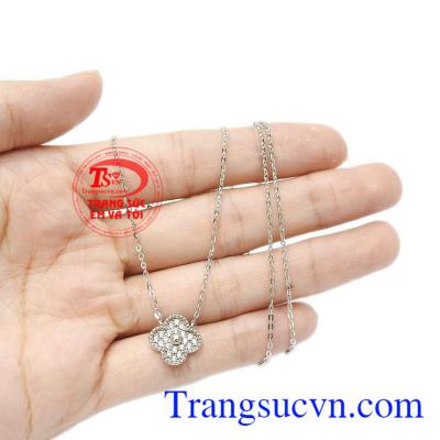 Mỗi người phụ nữ như một bông hoa tô điểm cho thế giới. Dây liền mặt may mắn