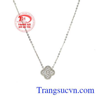 Với ý nghĩa đó, các nhà chế tác đã tạo ra sản phẩm dây liền mặt may mắn mang nét đẹp vừa dịu dàng, vừa tao nhã. Dây liền mặt may mắn