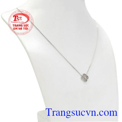 Dây liền mặt may mắn được chế tác tinh tế từ vàng tây 10k. 