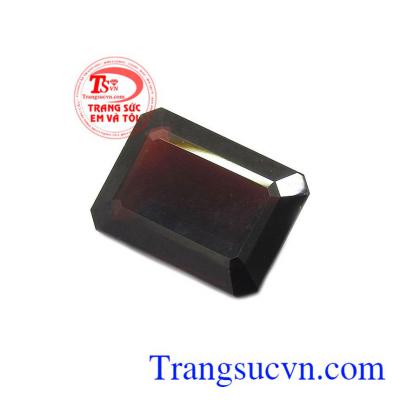Với tác dụng mang đến sự giàu có và thịnh vượng, cùng sắc đỏ của viên đá sẽ giúp người dùng được thành công. Granat thiên nhiên hợp mệnh