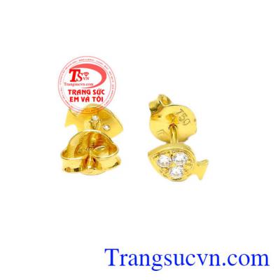 Đôi hoa tai vàng sẽ khiến cho phái nữ trở nên vô cùng thu hút với kiểu dáng nhỏ xinh nhưng vẫn vô cùng tinh tế.
