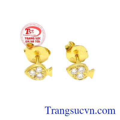 Hoa tai nữ vàng nhỏ xinh được chế tác hình cá may mắn từ vàng 18k, thiết kế nhỏ nhắn.