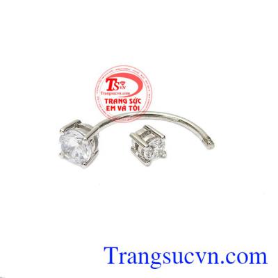 Sản phẩm kết hợp vàng cùng đá cz tạo nên độ lấp lánh và ấn tượng. Khuyên rốn độc đáo