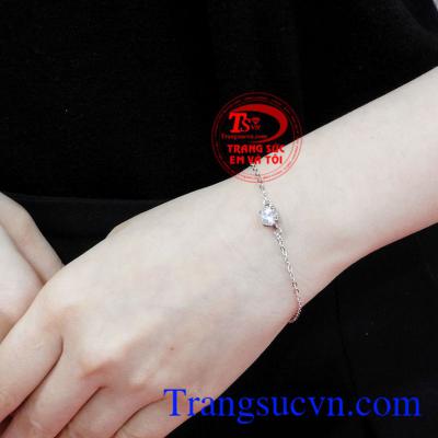 Lắc bạc nữ xinh đẹp có thể kết hợp với nhiều kiểu trang phục và phụ kiện.