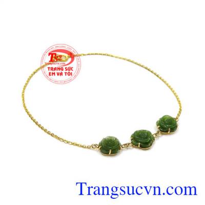 Lắc chân hoa hồng nephrite được thiết kế vô cũng xinh đẹp và duyên dáng. 