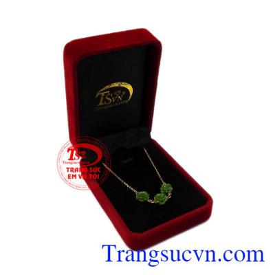 Ngọc nephrite thiên nhiên hợp mệnh mang đến nhiều may mắn và bình an. Lắc chân hoa hồng nephrite