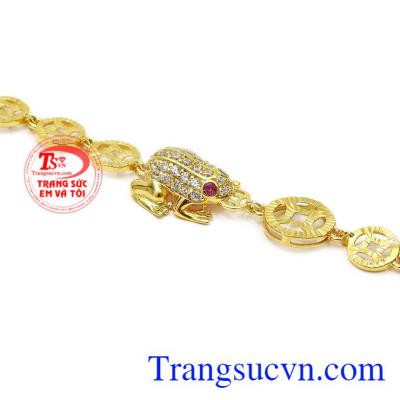 Thiết kế với thiềm thừ ngậm tiền là hình ảnh của sự giàu có, thịnh vượng sẽ giúp người dùng được may mắn và tài lộc. Lắc nữ thiềm thừ vàng thịnh vượng