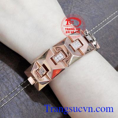 Lắc tay vàng hồng thời trang thích hợp làm quà tặng cho người thân của bạn.
