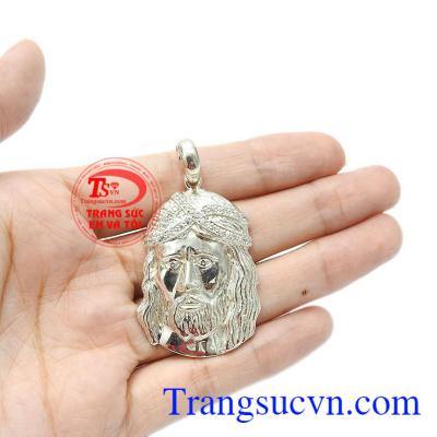 Không chỉ giúp bảo vệ sức khỏe mà khi đeo mặt Chúa Giê-su còn giúp thể hiện niềm tin của bạn. Mặt bạc Chúa Giê-su