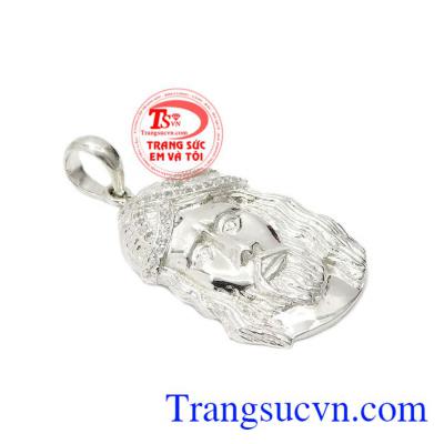 Mặt bạc Chúa Giê-su được chế tác với công nghệ hiện đại giúp từng đường nét tinh tế và sống động.