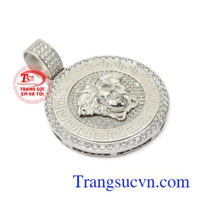 Mặt dây bạc này sẽ không khiến các cánh mày râu thất vọng bởi vẻ nam tính và vô cùng trẻ trung sẽ khiến phái nam trở nên thu hút hơn.