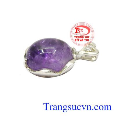 Thạch anh tím thích hợp với người mệnh hỏa và thổ mang đến nhiều may mắn cũng như thịnh vượng. 