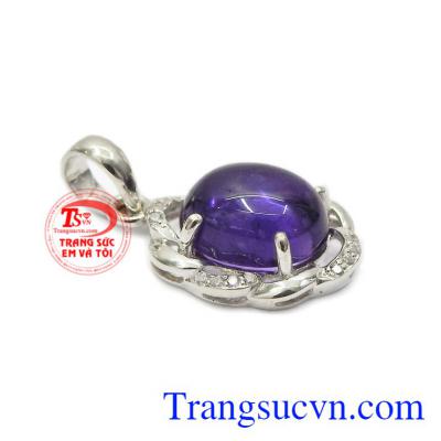 Mặt nữ bạc được chế tác tinh tế, màu sắc sáng bóng, lấp lánh dễ kết hợp quần áo.