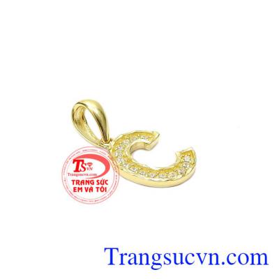 Mặt dây chữ C lấp lánh được chế tác từ vàng tây 10k cùng các viên đá cz tạo điểm nhẫn cho sản phẩm. 