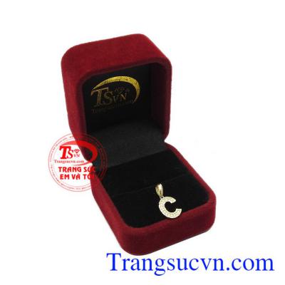 Sản phẩm thích hợp để làm quà tặng, đặc biệt với các cặp đôi yêu nhau có thể dùng mặt dây đôi. Mặt dây chữ C lấp lánh